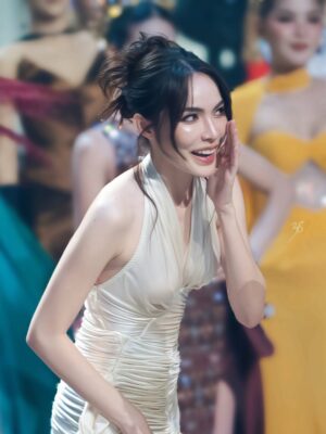 Charlotte Austin Instagram - ขอขอบคุณทาง Thailand Box Office Awards ที่มอบรางวัลให้พวกเราทีมหยดฝนกลิ่นสนิมนะคะ เป็นรางวัลที่ทำให้หายเหนื่อยและพร้อมสู้กับผลงานต่อๆไปในอนาคต วันนี้เข้าใจแล้วว่ามันคุ้มค่าจนหายเหนื่อยและตื้นตันใจมันเป็นยังไง ขอบคุณมากๆจริงๆนะคะ🙏🏻✨🫶🏻

ขอบคุณทุกคนที่ร่วมเดินทางมาถึงตอนนี้นะคะ ปิดจบหยดฝนกลิ่นสนิมได้อย่างสมบูรณ์แบบ 

ขอบคุณนะเฌอรัญชน์ ทำได้แล้วนะชาล็อต 🤍