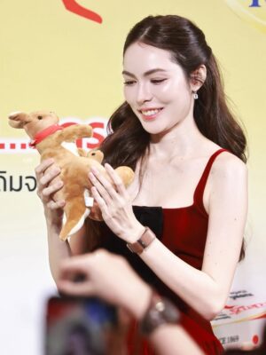Charlotte Austin Instagram - lovely moment with @allowrie.th ❤️🦘 couldn’t be any happier ✨ 

ขอขอบคุณทางแบรนด์ที่มอบช่วงเวลาดีดี สินค้าดีมีคุณภาพส่งตรงมาจาก Australia ด้วย เนย ชีส แท้ ที่เป็นอันดับ1 ให้กับพวกเราได้นำไปรังสรรค์เมนูง่ายๆ ทำให้การเข้าครัวไม่ใช่เรื่องยาก หวังว่าจะมีโอกาสได้ร่วมงานกันอีกเยอะๆเลยนะคะ 🙏🏻❤️

ขอบคุณแฟนคลับ หน้างาน หน้าจอ และที่ส่งกำลังใจมาให้ทุกคนเลยนะคะ we deserved all the love together!🫶🏻💪🏻 see you next event ka