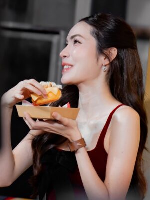 Charlotte Austin Instagram - lovely moment with @allowrie.th ❤️🦘 couldn’t be any happier ✨ 

ขอขอบคุณทางแบรนด์ที่มอบช่วงเวลาดีดี สินค้าดีมีคุณภาพส่งตรงมาจาก Australia ด้วย เนย ชีส แท้ ที่เป็นอันดับ1 ให้กับพวกเราได้นำไปรังสรรค์เมนูง่ายๆ ทำให้การเข้าครัวไม่ใช่เรื่องยาก หวังว่าจะมีโอกาสได้ร่วมงานกันอีกเยอะๆเลยนะคะ 🙏🏻❤️

ขอบคุณแฟนคลับ หน้างาน หน้าจอ และที่ส่งกำลังใจมาให้ทุกคนเลยนะคะ we deserved all the love together!🫶🏻💪🏻 see you next event ka
