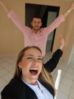 Charlotte Bobb Instagram - BIENVENUE CHEZ NOUS 🥹 NOUS SOMMES OFFICIELLEMENT PROPRIÉTAIRES 🎉🎉 vous n’imaginez même pas comment je suis fière de nous ❤️❤️❤️ c’est une folie, on revient de loin mdr du fin fond de l’amitié jusqu’à acheter une maison ensemble 😍🤩 si on m’avait dit ça il y a 1 an en arrière mdr fou rire que j’aurai attrapé