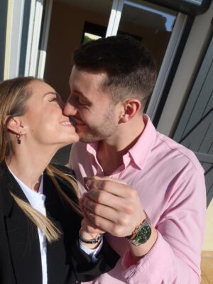 Charlotte Bobb Instagram - BIENVENUE CHEZ NOUS 🥹 NOUS SOMMES OFFICIELLEMENT PROPRIÉTAIRES 🎉🎉 vous n’imaginez même pas comment je suis fière de nous ❤️❤️❤️ c’est une folie, on revient de loin mdr du fin fond de l’amitié jusqu’à acheter une maison ensemble 😍🤩 si on m’avait dit ça il y a 1 an en arrière mdr fou rire que j’aurai attrapé