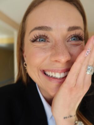 Charlotte Bobb Instagram - BIENVENUE CHEZ NOUS 🥹 NOUS SOMMES OFFICIELLEMENT PROPRIÉTAIRES 🎉🎉 vous n’imaginez même pas comment je suis fière de nous ❤️❤️❤️ c’est une folie, on revient de loin mdr du fin fond de l’amitié jusqu’à acheter une maison ensemble 😍🤩 si on m’avait dit ça il y a 1 an en arrière mdr fou rire que j’aurai attrapé