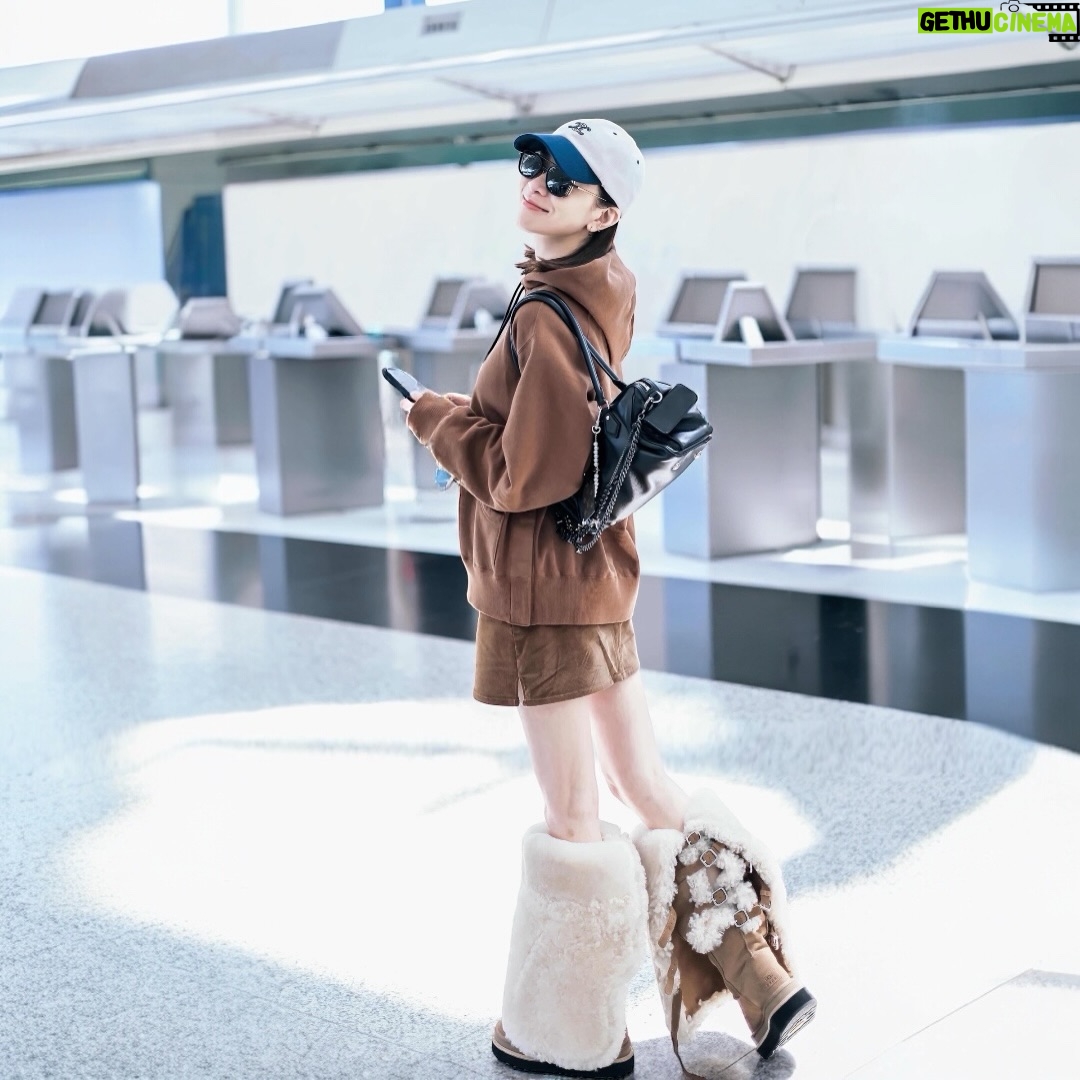 Charmaine Sheh Sze-Man - 20K Likes - 馬年第一飛～ See uuuuuuu
P.S 其實發生咗10年都唔會出現一次嘅事，就係記錯時間、搞錯鬧鐘🥶 11:45接我，11:45先起身！表演15分鐘後上到車，好彩趕得切🤪
@sacaiofficial