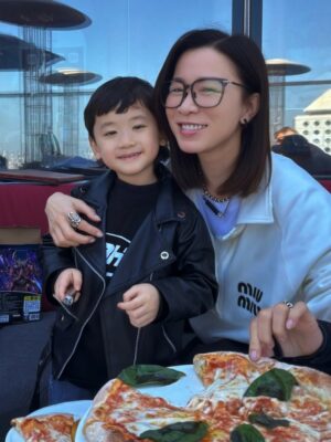 Charmaine Sheh Sze-Man Instagram - 同細路仔講嘢，真係唔可以《求其噏當秘笈》😓話說有一日喺電話應承咗呢粒豆丁 @jaco_chan_aj 話會同佢去食pizza，我呢個契媽日理萬機，梗係唔記得咗啦…點知佢主動問老豆：「靚女契媽又話同我去食pizza嘅？」老豆 @joelshanchung 即刻反映，契媽亦不敢怠慢，馬上行動！為咗贏取佢嘅歡心，買咗佢近期最想要嘅玩具，博取童顏一笑～大成功✌🏻