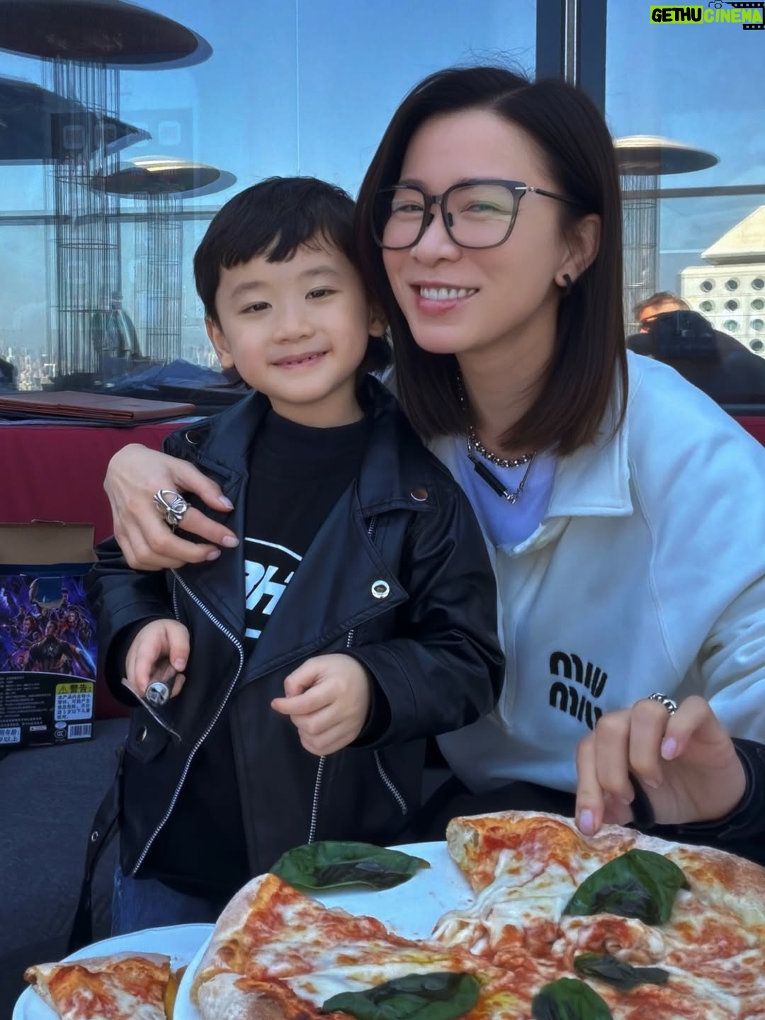 Charmaine Sheh Sze-Man - 31.2K Likes - 同細路仔講嘢，真係唔可以《求其噏當秘笈》😓話說有一日喺電話應承咗呢粒豆丁 @jaco_chan_aj 話會同佢去食pizza，我呢個契媽日理萬機，梗係唔記得咗啦…點知佢主動問老豆：「靚女契媽又話同我去食pizza嘅？」老豆 @joelshanchung 即刻反映，契媽亦不敢怠慢，馬上行動！為咗贏取佢嘅歡心，買咗佢近期最想要嘅玩具，博取童顏一笑～大成功✌🏻