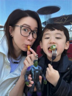 Charmaine Sheh Sze-Man Instagram - 同細路仔講嘢，真係唔可以《求其噏當秘笈》😓話說有一日喺電話應承咗呢粒豆丁 @jaco_chan_aj 話會同佢去食pizza，我呢個契媽日理萬機，梗係唔記得咗啦…點知佢主動問老豆：「靚女契媽又話同我去食pizza嘅？」老豆 @joelshanchung 即刻反映，契媽亦不敢怠慢，馬上行動！為咗贏取佢嘅歡心，買咗佢近期最想要嘅玩具，博取童顏一笑～大成功✌🏻