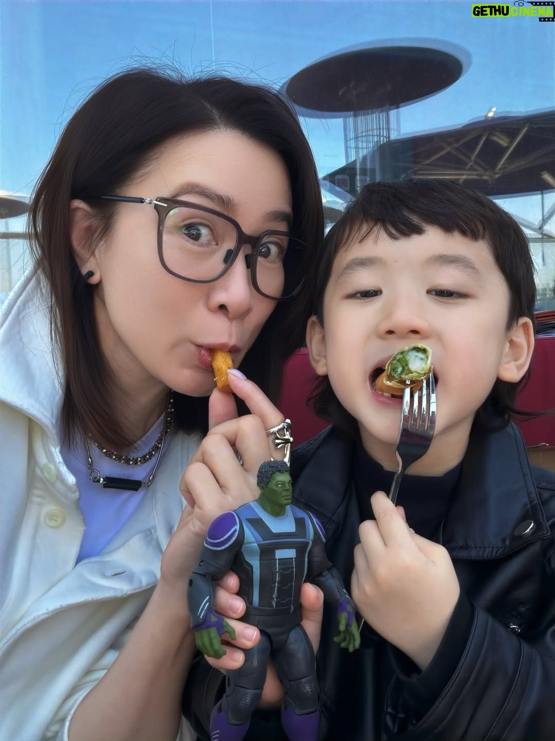 Charmaine Sheh Sze-Man - 31.2K Likes - 同細路仔講嘢，真係唔可以《求其噏當秘笈》😓話說有一日喺電話應承咗呢粒豆丁 @jaco_chan_aj 話會同佢去食pizza，我呢個契媽日理萬機，梗係唔記得咗啦…點知佢主動問老豆：「靚女契媽又話同我去食pizza嘅？」老豆 @joelshanchung 即刻反映，契媽亦不敢怠慢，馬上行動！為咗贏取佢嘅歡心，買咗佢近期最想要嘅玩具，博取童顏一笑～大成功✌🏻