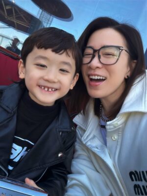 Charmaine Sheh Sze-Man Instagram - 同細路仔講嘢，真係唔可以《求其噏當秘笈》😓話說有一日喺電話應承咗呢粒豆丁 @jaco_chan_aj 話會同佢去食pizza，我呢個契媽日理萬機，梗係唔記得咗啦…點知佢主動問老豆：「靚女契媽又話同我去食pizza嘅？」老豆 @joelshanchung 即刻反映，契媽亦不敢怠慢，馬上行動！為咗贏取佢嘅歡心，買咗佢近期最想要嘅玩具，博取童顏一笑～大成功✌🏻