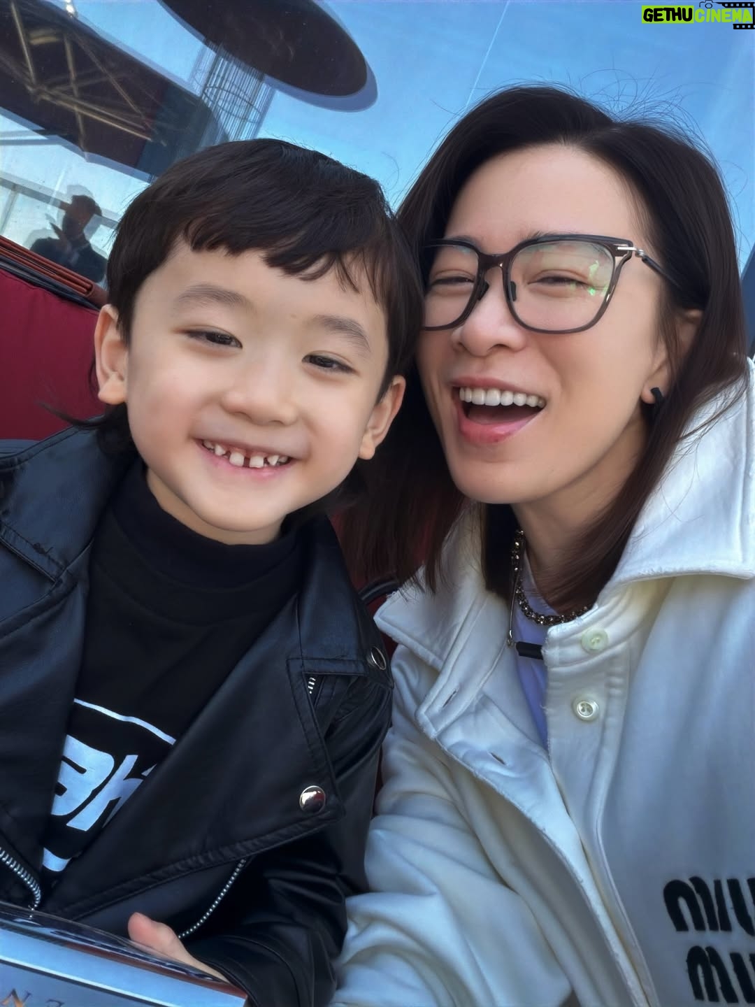 Charmaine Sheh Sze-Man - 31.2K Likes - 同細路仔講嘢，真係唔可以《求其噏當秘笈》😓話說有一日喺電話應承咗呢粒豆丁 @jaco_chan_aj 話會同佢去食pizza，我呢個契媽日理萬機，梗係唔記得咗啦…點知佢主動問老豆：「靚女契媽又話同我去食pizza嘅？」老豆 @joelshanchung 即刻反映，契媽亦不敢怠慢，馬上行動！為咗贏取佢嘅歡心，買咗佢近期最想要嘅玩具，博取童顏一笑～大成功✌🏻