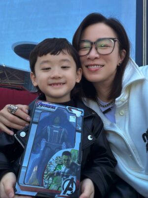 Charmaine Sheh Sze-Man Instagram - 同細路仔講嘢，真係唔可以《求其噏當秘笈》😓話說有一日喺電話應承咗呢粒豆丁 @jaco_chan_aj 話會同佢去食pizza，我呢個契媽日理萬機，梗係唔記得咗啦…點知佢主動問老豆：「靚女契媽又話同我去食pizza嘅？」老豆 @joelshanchung 即刻反映，契媽亦不敢怠慢，馬上行動！為咗贏取佢嘅歡心，買咗佢近期最想要嘅玩具，博取童顏一笑～大成功✌🏻