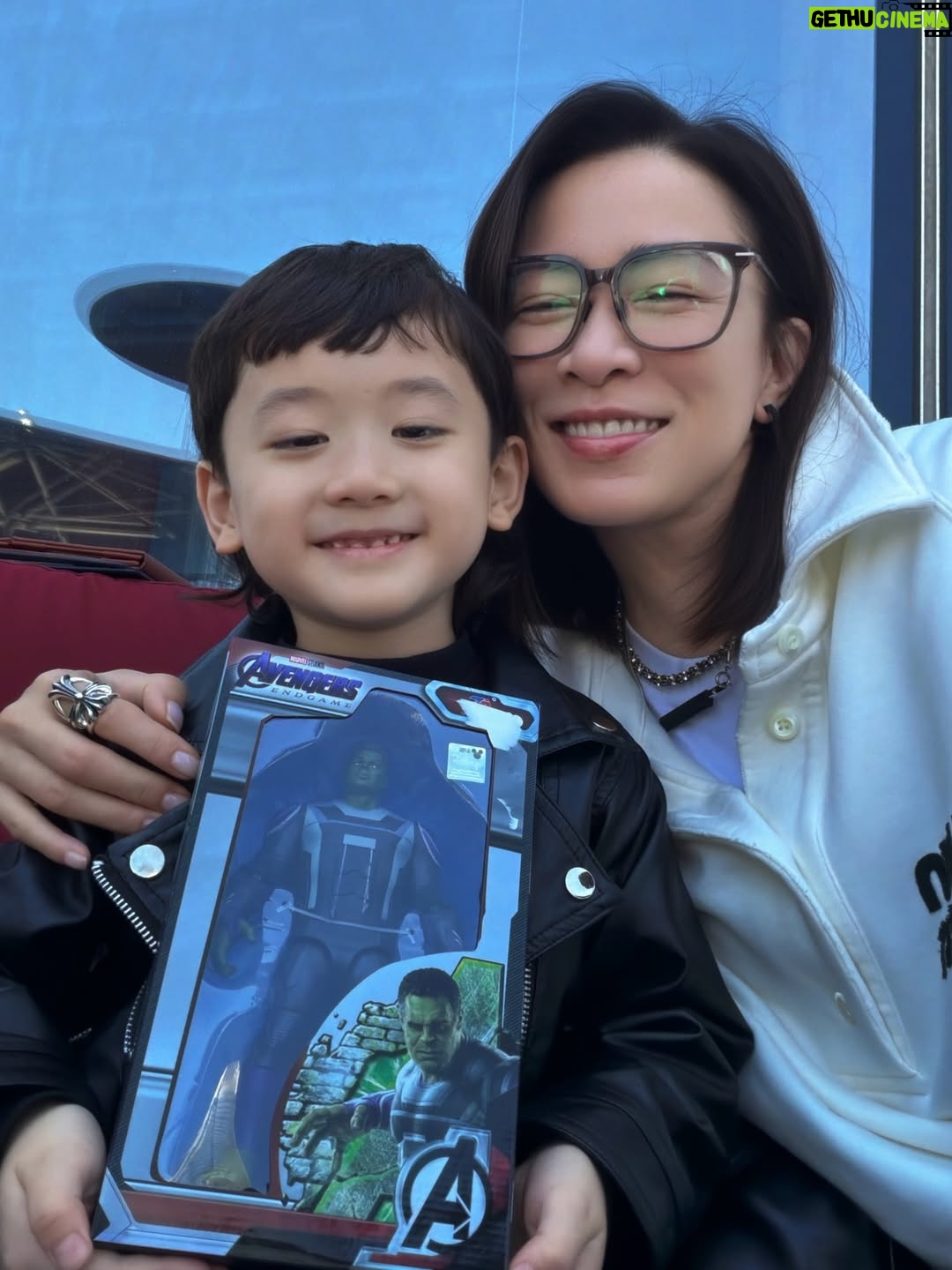 Charmaine Sheh Sze-Man - 31.2K Likes - 同細路仔講嘢，真係唔可以《求其噏當秘笈》😓話說有一日喺電話應承咗呢粒豆丁 @jaco_chan_aj 話會同佢去食pizza，我呢個契媽日理萬機，梗係唔記得咗啦…點知佢主動問老豆：「靚女契媽又話同我去食pizza嘅？」老豆 @joelshanchung 即刻反映，契媽亦不敢怠慢，馬上行動！為咗贏取佢嘅歡心，買咗佢近期最想要嘅玩具，博取童顏一笑～大成功✌🏻