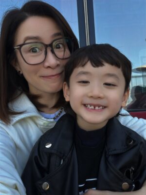 Charmaine Sheh Sze-Man Instagram - 同細路仔講嘢，真係唔可以《求其噏當秘笈》😓話說有一日喺電話應承咗呢粒豆丁 @jaco_chan_aj 話會同佢去食pizza，我呢個契媽日理萬機，梗係唔記得咗啦…點知佢主動問老豆：「靚女契媽又話同我去食pizza嘅？」老豆 @joelshanchung 即刻反映，契媽亦不敢怠慢，馬上行動！為咗贏取佢嘅歡心，買咗佢近期最想要嘅玩具，博取童顏一笑～大成功✌🏻