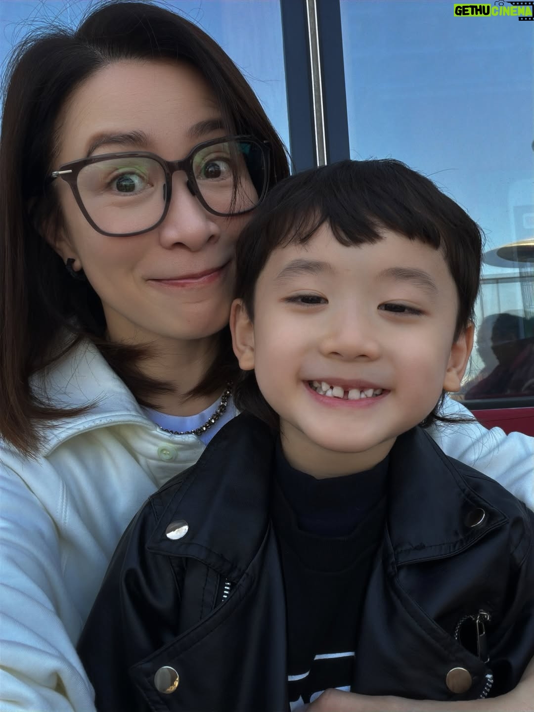 Charmaine Sheh Sze-Man - 31.2K Likes - 同細路仔講嘢，真係唔可以《求其噏當秘笈》😓話說有一日喺電話應承咗呢粒豆丁 @jaco_chan_aj 話會同佢去食pizza，我呢個契媽日理萬機，梗係唔記得咗啦…點知佢主動問老豆：「靚女契媽又話同我去食pizza嘅？」老豆 @joelshanchung 即刻反映，契媽亦不敢怠慢，馬上行動！為咗贏取佢嘅歡心，買咗佢近期最想要嘅玩具，博取童顏一笑～大成功✌🏻