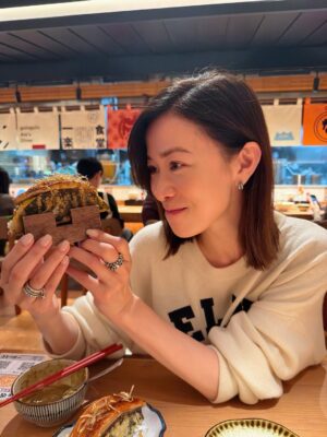 Charmaine Sheh Sze-Man Instagram - 排隊都值！呢餐超滿足😋我哋得兩條友仔都叫咗咁多嘢，因為真係樣樣都想試，用半小時等候，換一刻味覺感動。