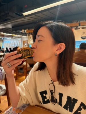 Charmaine Sheh Sze-Man Instagram - 排隊都值！呢餐超滿足😋我哋得兩條友仔都叫咗咁多嘢，因為真係樣樣都想試，用半小時等候，換一刻味覺感動。