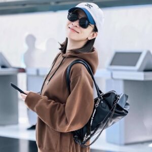 Charmaine Sheh Sze-Man Instagram - 馬年第一飛~ See uuuuuuu
P.S 其實發生咗10年都唔會出現一次嘅事,就係記錯時間、搞錯鬧鐘🥶 11:45接我,11:45先起身!表演15分鐘後上到車,好彩趕得切🤪
@sacaiofficial