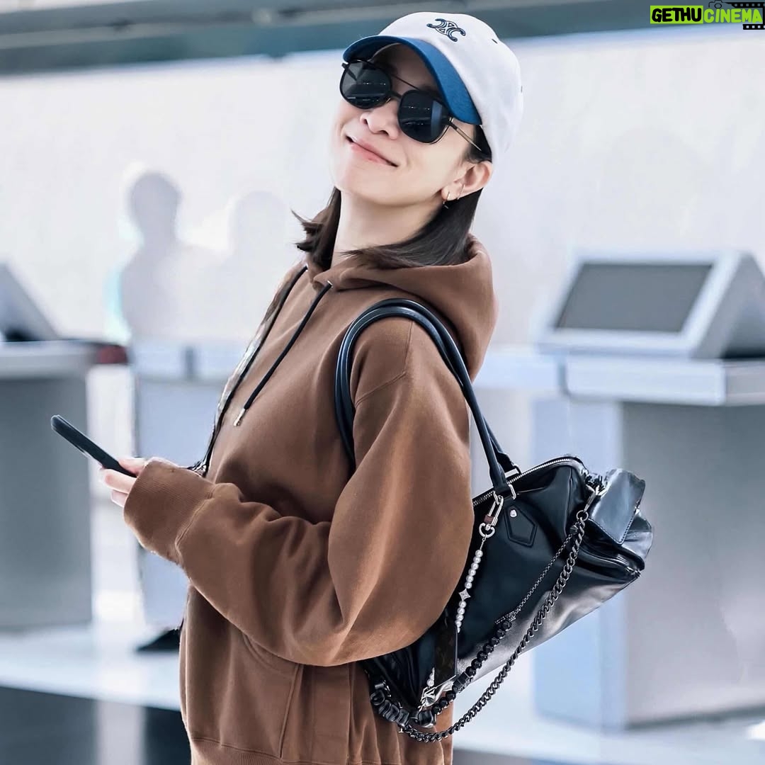 Charmaine Sheh Sze-Man - 20K Likes - 馬年第一飛～ See uuuuuuu
P.S 其實發生咗10年都唔會出現一次嘅事，就係記錯時間、搞錯鬧鐘🥶 11:45接我，11:45先起身！表演15分鐘後上到車，好彩趕得切🤪
@sacaiofficial