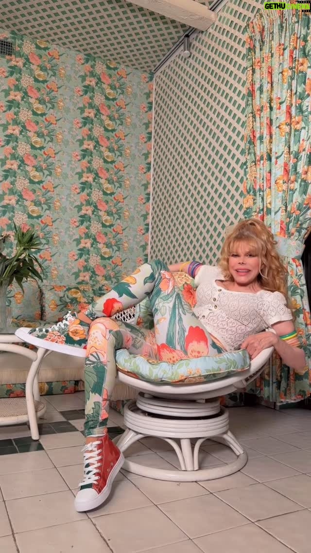 Charo - 5.3K Likes - Hola Amigos.
I Want To Share With You What You Already Know: KEEP YOUR BODY IN MOTION and Exercise, Exercise.
Cut The Gluten and The Fried Foods.
I Hope You Like My Outfit.
Happy Weekend.
I Love You All.
Besos