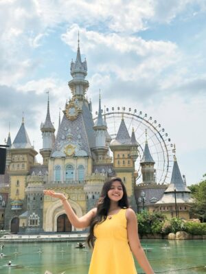 Charumathi Saravanan Instagram - 🐒Me as a Oru naal princess in VinWonders👸😎 Day-2 in Phu Quoc🥰
.
Comment Link for Manjaaa dress
Travel partner: @tour_de_india_holidays
