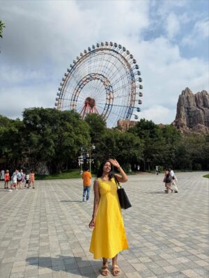 Charumathi Saravanan Instagram - 🐒Me as a Oru naal princess in VinWonders👸😎 Day-2 in Phu Quoc🥰
.
Comment Link for Manjaaa dress
Travel partner: @tour_de_india_holidays