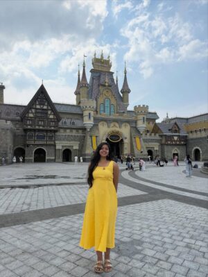 Charumathi Saravanan Instagram - 🐒Me as a Oru naal princess in VinWonders👸😎 Day-2 in Phu Quoc🥰
.
Comment Link for Manjaaa dress
Travel partner: @tour_de_india_holidays