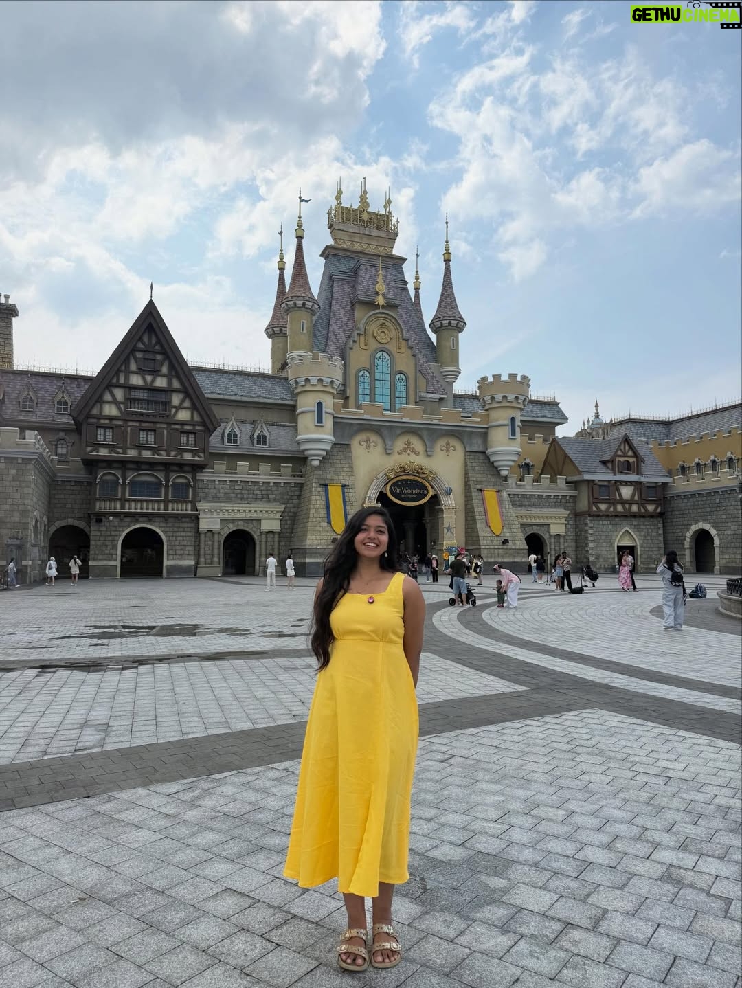 Charumathi Saravanan - 34.2K Likes - 🐒Me as a Oru naal princess in VinWonders👸😎 Day-2 in Phu Quoc🥰
.
Comment Link for Manjaaa dress
Travel partner: @tour_de_india_holidays