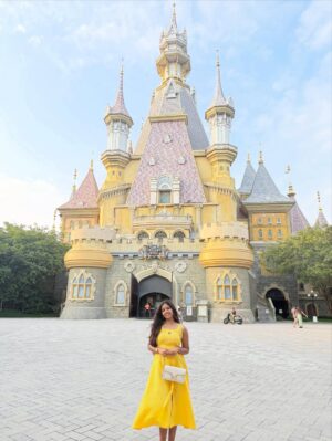 Charumathi Saravanan Instagram - 🐒Me as a Oru naal princess in VinWonders👸😎 Day-2 in Phu Quoc🥰
.
Comment Link for Manjaaa dress
Travel partner: @tour_de_india_holidays