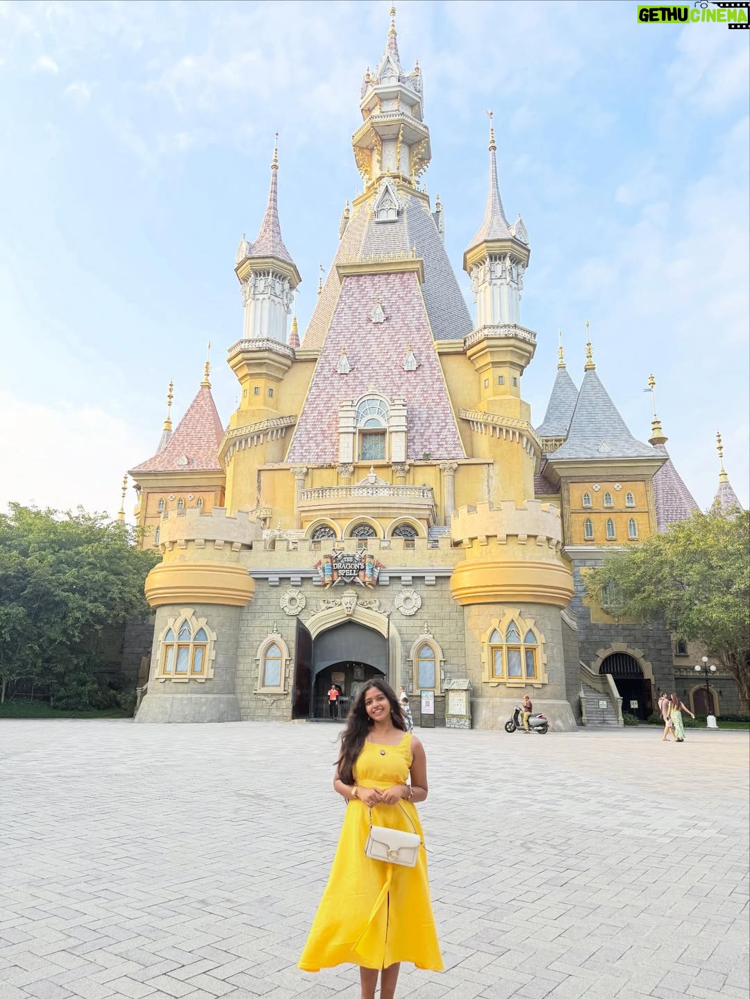 Charumathi Saravanan - 34.2K Likes - 🐒Me as a Oru naal princess in VinWonders👸😎 Day-2 in Phu Quoc🥰
.
Comment Link for Manjaaa dress
Travel partner: @tour_de_india_holidays