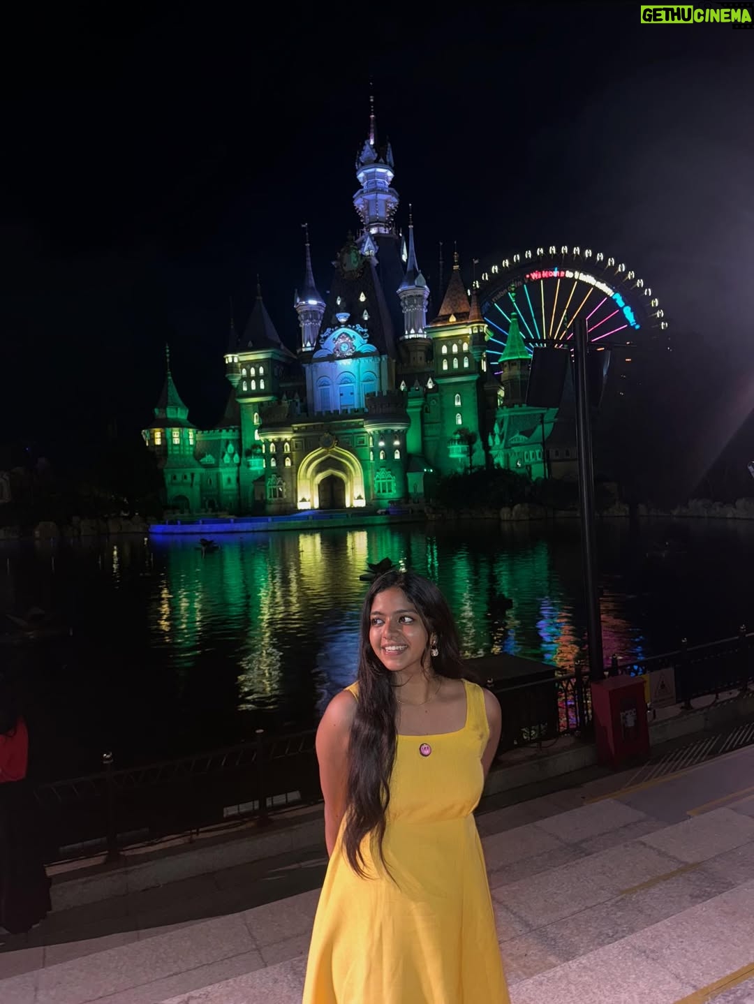 Charumathi Saravanan - 34.2K Likes - 🐒Me as a Oru naal princess in VinWonders👸😎 Day-2 in Phu Quoc🥰
.
Comment Link for Manjaaa dress
Travel partner: @tour_de_india_holidays