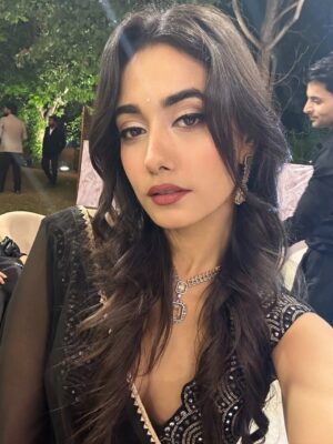 Charvi Tanya Dutta Instagram - The only song that plays in my mind every time I wear a saree 🥹❤️🫠