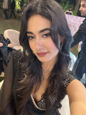 Charvi Tanya Dutta Instagram - The only song that plays in my mind every time I wear a saree 🥹❤️🫠