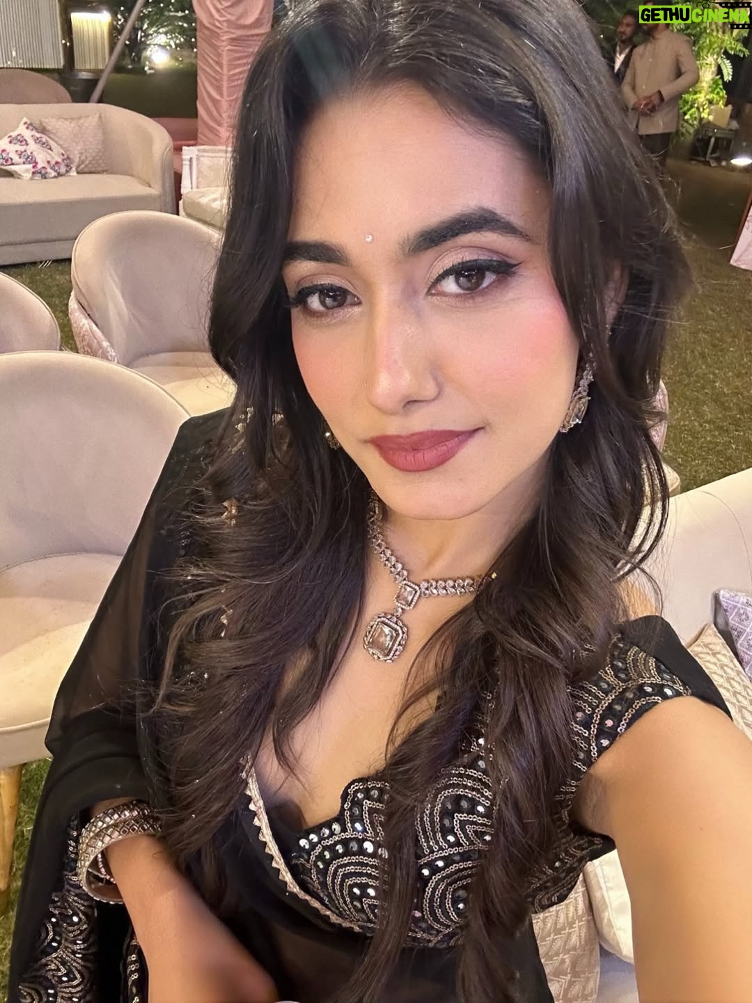 Charvi Tanya Dutta - 3.9K Likes - The only song that plays in my mind every time I wear a saree 🥹❤️🫠