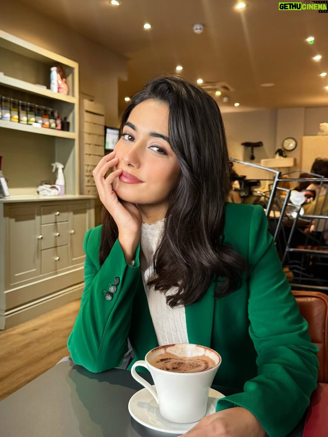 Charvi Tanya Dutta - 2.1K Likes - Breakfast with the cats 🐈‍⬛ 🐈 

#catscafe #cats_of_instagram #cats #london