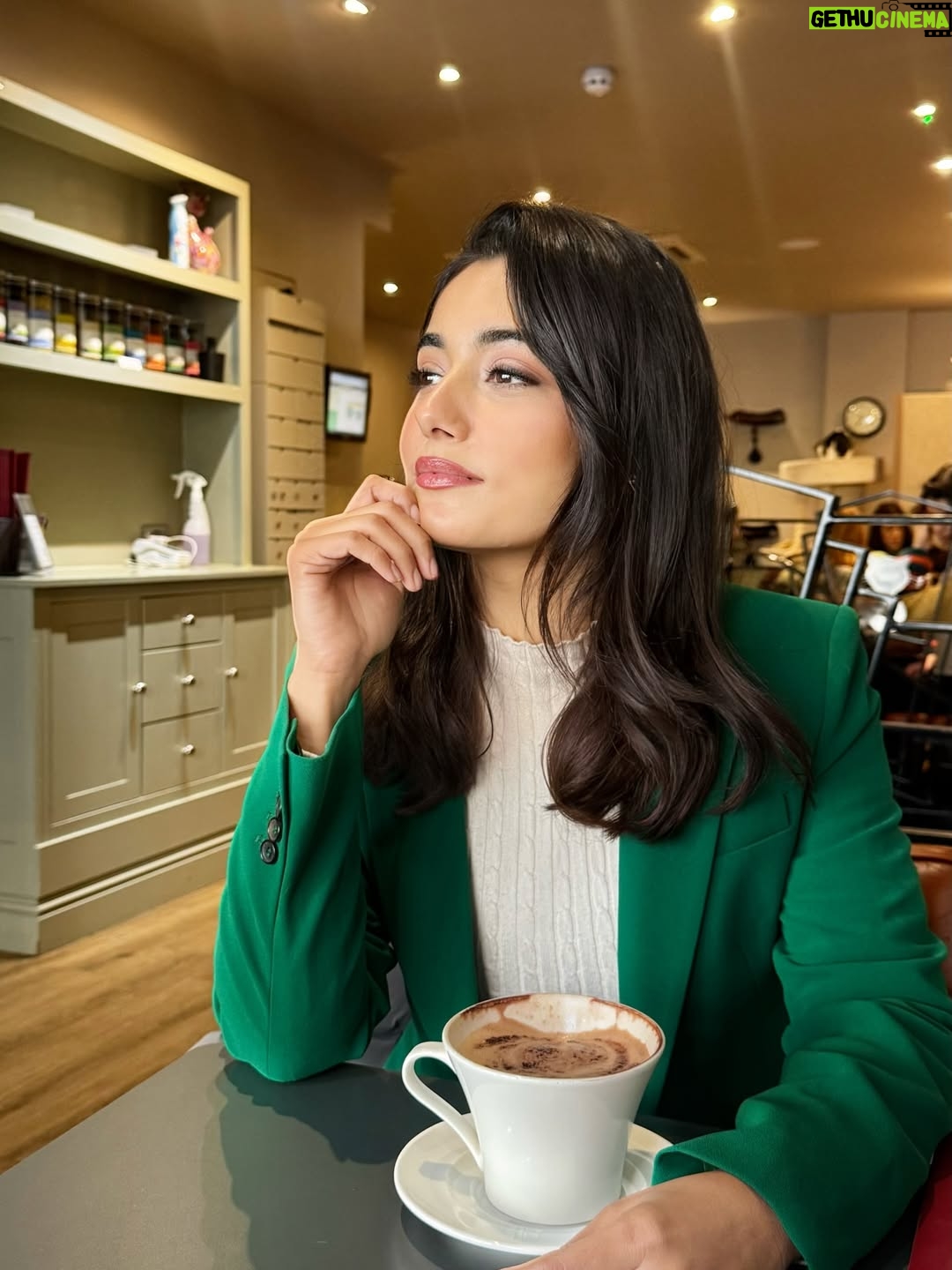 Charvi Tanya Dutta - 2.1K Likes - Breakfast with the cats 🐈‍⬛ 🐈 

#catscafe #cats_of_instagram #cats #london