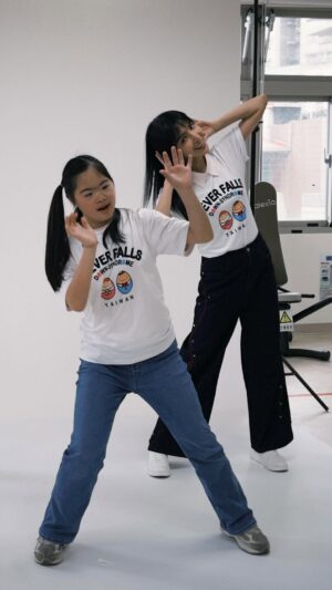 Cheryl Yang Instagram - 跟唐寶寶相處的時間總是甜甜的!
這份甜,是 100% 熱情、真誠與活力 💖
一起聽音樂、一起動一動,
因為有你,我們一起的每一個小行動,都是共融的開始。
🌍 3/21 是世界唐氏症日,跟我一起參加sugar搖挑戰
用行動支持唐寶寶,也讓世界看見每份甜蜜與努力。
#321一起跳 #因為有你我們一起搖
@downbabytw @haiheaven519 @forestwen @derekctor @wangmelinda @ryu19860812 @1shot.ins
因為有你們的傳遞,才會有更多人看見🌹❤️