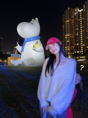 Chien Hung Instagram - 過年的家族聚餐在台中
哥哥帶我去看綠園道的嚕嚕米，
真的豪～可～愛～✨

想跟 Wuli 晴合照真的好難，
一直想入鏡但出現的都不是臉（？ 

大家今年發了幾包🧧出去 
我表哥的小孩不懂紅包還不想拿哈哈哈
希望他們之後會期待每年看到我 🤣

#嚕嚕米是芬蘭森林裡的精靈 💖
#遇到西索 😍
#年假在倒數了唷 😳