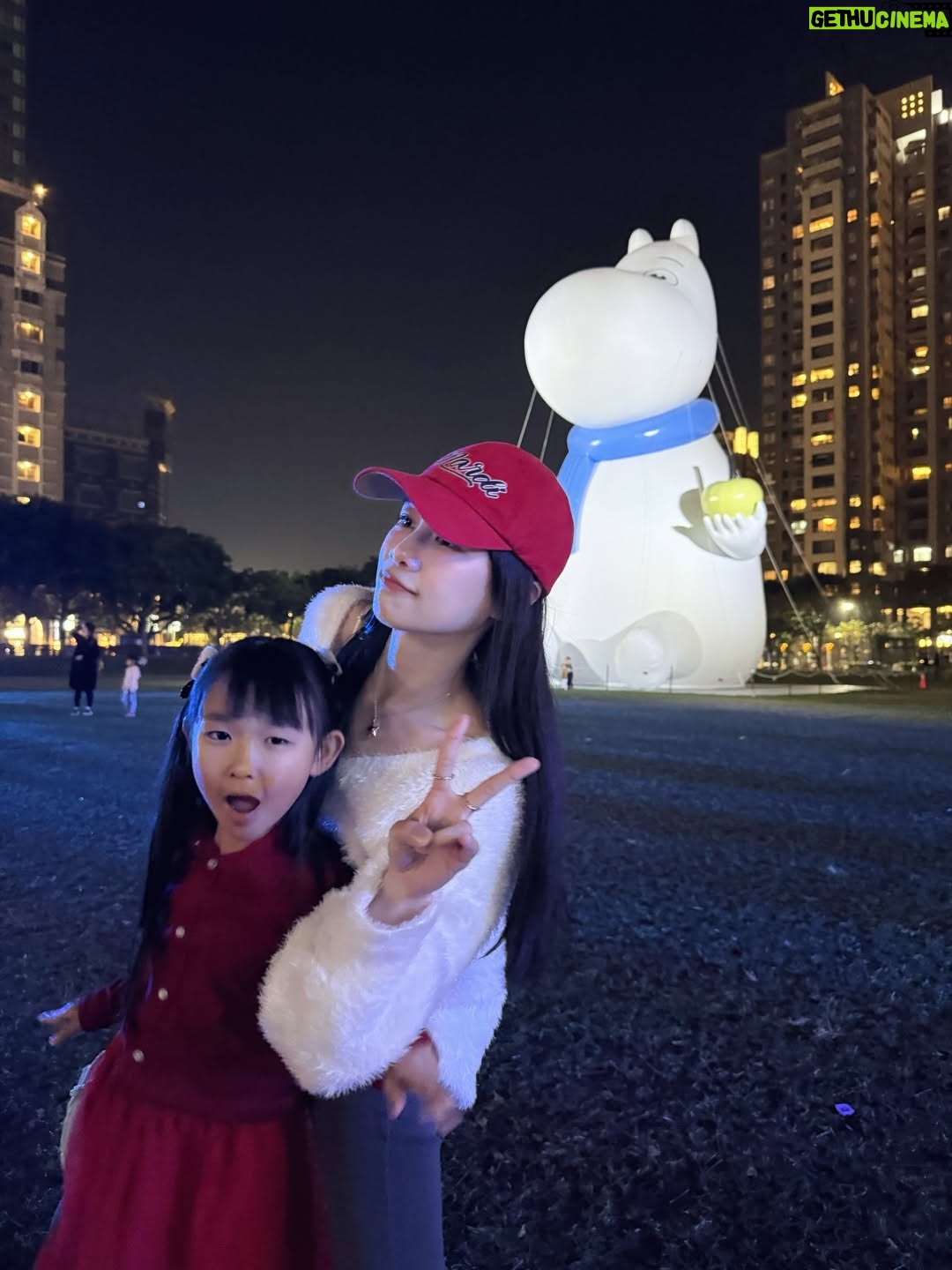 Chien Hung - 30.1K Likes - 過年的家族聚餐在台中
哥哥帶我去看綠園道的嚕嚕米，
真的豪～可～愛～✨

想跟 Wuli 晴合照真的好難，
一直想入鏡但出現的都不是臉（？ 

大家今年發了幾包🧧出去 
我表哥的小孩不懂紅包還不想拿哈哈哈
希望他們之後會期待每年看到我 🤣

#嚕嚕米是芬蘭森林裡的精靈 💖
#遇到西索 😍
#年假在倒數了唷 😳