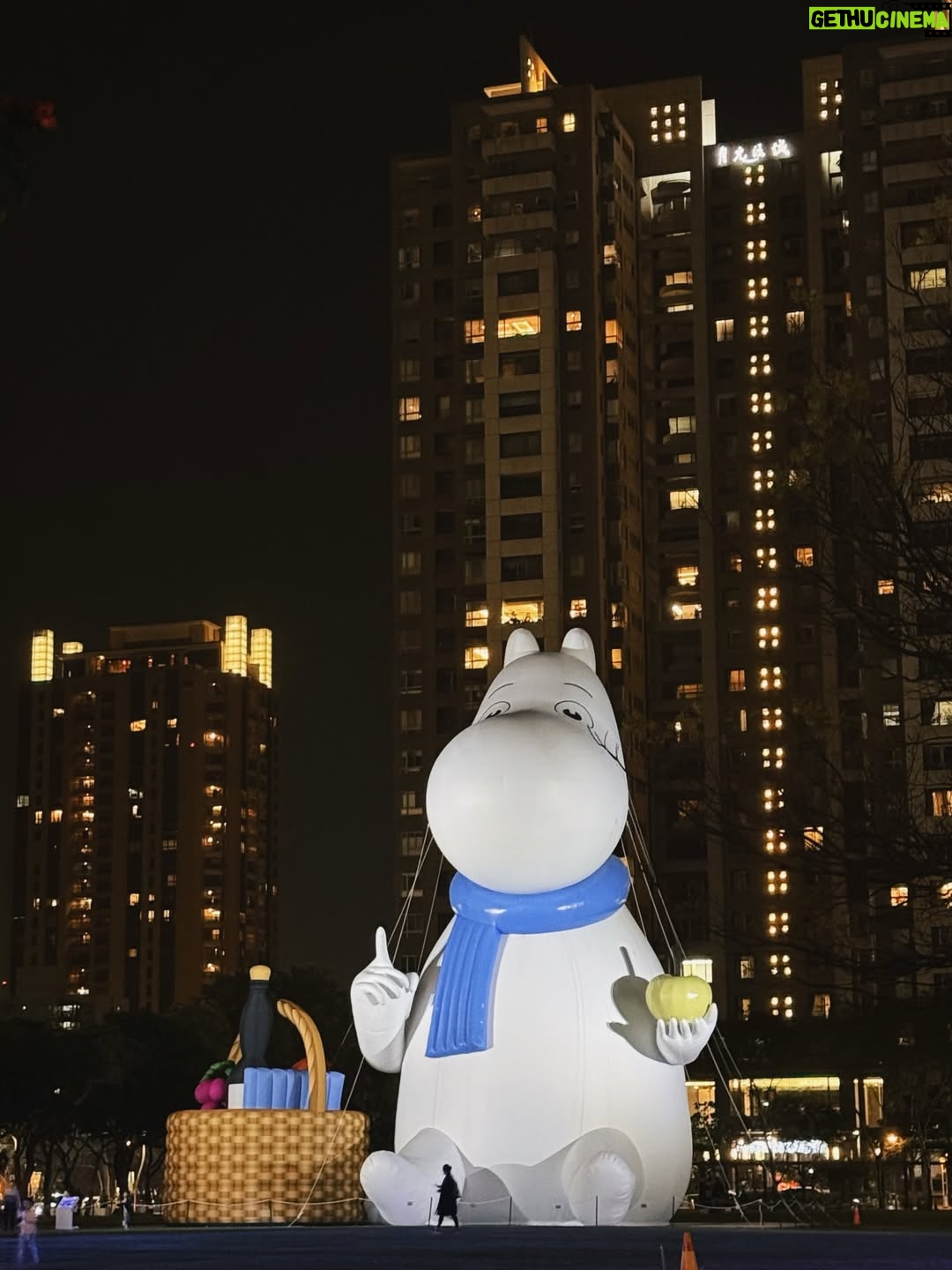 Chien Hung - 30.1K Likes - 過年的家族聚餐在台中
哥哥帶我去看綠園道的嚕嚕米，
真的豪～可～愛～✨

想跟 Wuli 晴合照真的好難，
一直想入鏡但出現的都不是臉（？ 

大家今年發了幾包🧧出去 
我表哥的小孩不懂紅包還不想拿哈哈哈
希望他們之後會期待每年看到我 🤣

#嚕嚕米是芬蘭森林裡的精靈 💖
#遇到西索 😍
#年假在倒數了唷 😳