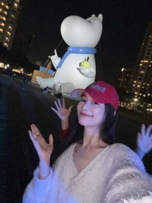 Chien Hung Instagram - 過年的家族聚餐在台中
哥哥帶我去看綠園道的嚕嚕米，
真的豪～可～愛～✨

想跟 Wuli 晴合照真的好難，
一直想入鏡但出現的都不是臉（？ 

大家今年發了幾包🧧出去 
我表哥的小孩不懂紅包還不想拿哈哈哈
希望他們之後會期待每年看到我 🤣

#嚕嚕米是芬蘭森林裡的精靈 💖
#遇到西索 😍
#年假在倒數了唷 😳