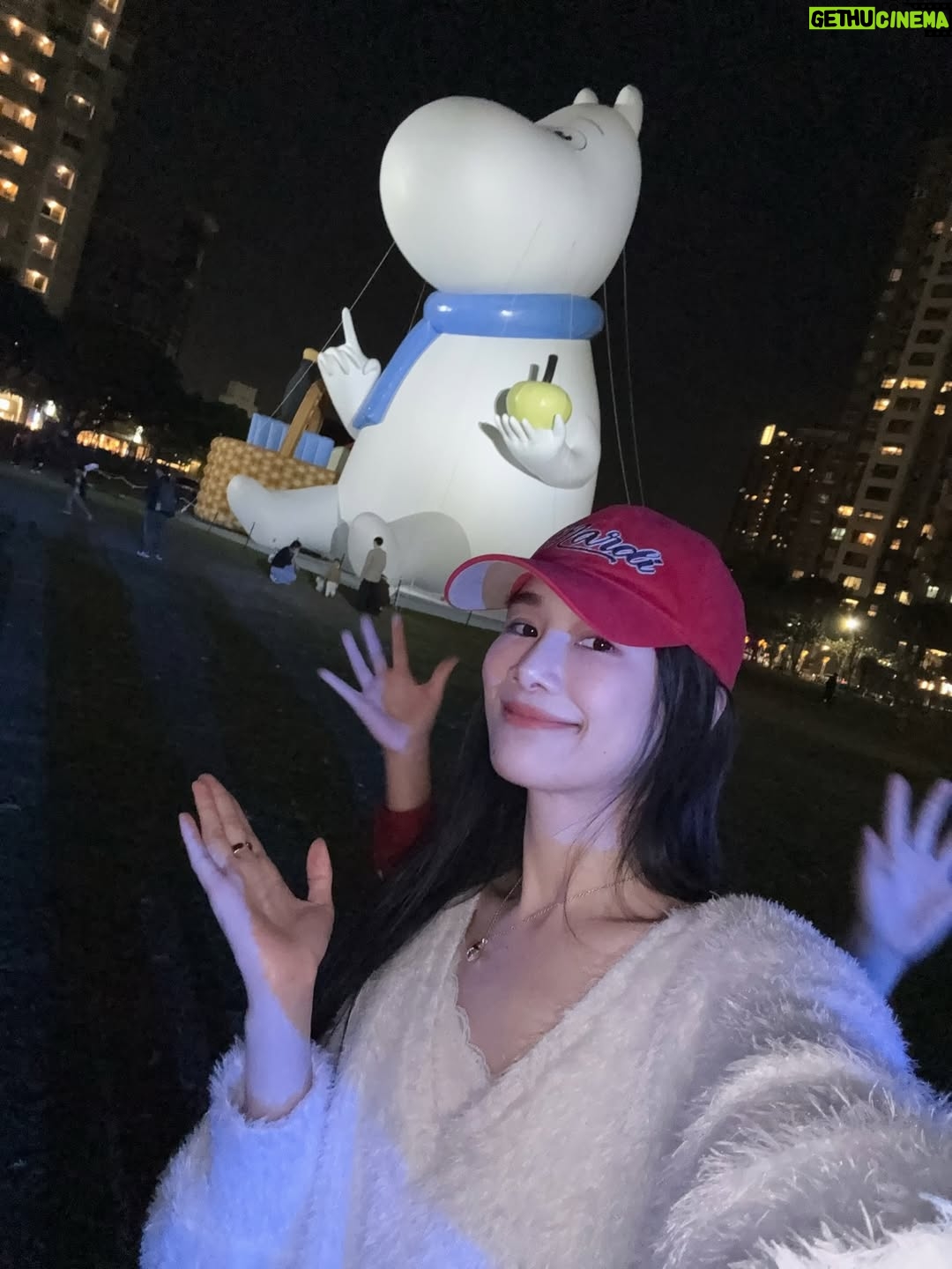 Chien Hung - 30.1K Likes - 過年的家族聚餐在台中
哥哥帶我去看綠園道的嚕嚕米，
真的豪～可～愛～✨

想跟 Wuli 晴合照真的好難，
一直想入鏡但出現的都不是臉（？ 

大家今年發了幾包🧧出去 
我表哥的小孩不懂紅包還不想拿哈哈哈
希望他們之後會期待每年看到我 🤣

#嚕嚕米是芬蘭森林裡的精靈 💖
#遇到西索 😍
#年假在倒數了唷 😳