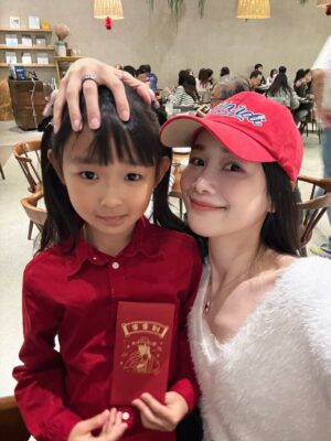 Chien Hung Instagram - 過年的家族聚餐在台中
哥哥帶我去看綠園道的嚕嚕米，
真的豪～可～愛～✨

想跟 Wuli 晴合照真的好難，
一直想入鏡但出現的都不是臉（？ 

大家今年發了幾包🧧出去 
我表哥的小孩不懂紅包還不想拿哈哈哈
希望他們之後會期待每年看到我 🤣

#嚕嚕米是芬蘭森林裡的精靈 💖
#遇到西索 😍
#年假在倒數了唷 😳
