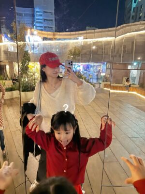 Chien Hung Instagram - 過年的家族聚餐在台中
哥哥帶我去看綠園道的嚕嚕米，
真的豪～可～愛～✨

想跟 Wuli 晴合照真的好難，
一直想入鏡但出現的都不是臉（？ 

大家今年發了幾包🧧出去 
我表哥的小孩不懂紅包還不想拿哈哈哈
希望他們之後會期待每年看到我 🤣

#嚕嚕米是芬蘭森林裡的精靈 💖
#遇到西索 😍
#年假在倒數了唷 😳