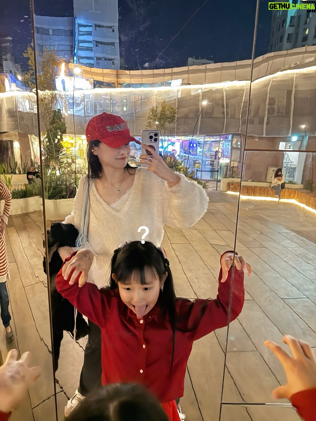 Chien Hung - 30.1K Likes - 過年的家族聚餐在台中
哥哥帶我去看綠園道的嚕嚕米，
真的豪～可～愛～✨

想跟 Wuli 晴合照真的好難，
一直想入鏡但出現的都不是臉（？ 

大家今年發了幾包🧧出去 
我表哥的小孩不懂紅包還不想拿哈哈哈
希望他們之後會期待每年看到我 🤣

#嚕嚕米是芬蘭森林裡的精靈 💖
#遇到西索 😍
#年假在倒數了唷 😳
