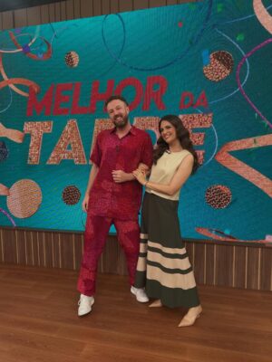 Chris Flores Instagram - Minha duplinha dinâmica já está no ar e você não pode perder! Chris Flores (@chrisfloresnet) e Thiago Pasqualotto (@thiago_p) comandam a segundona com muita energia e fofoquinhas. Veeeem! 🎉❤️