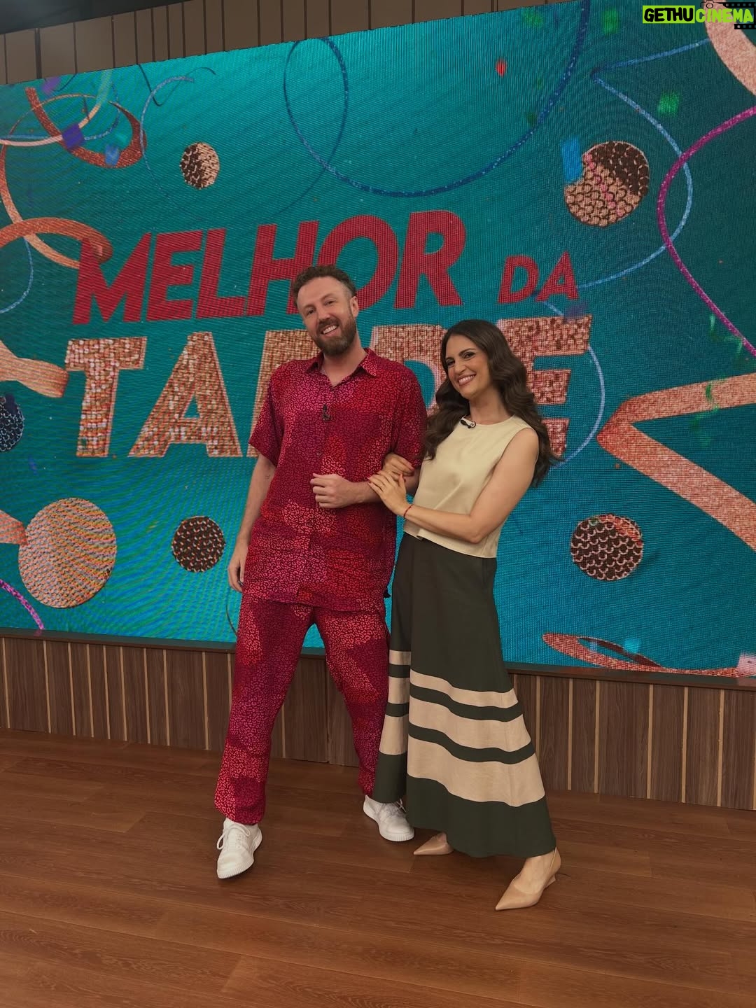 Chris Flores - 586 Likes - Minha duplinha dinâmica já está no ar e você não pode perder! Chris Flores (@chrisfloresnet) e Thiago Pasqualotto (@thiago_p) comandam a segundona com muita energia e fofoquinhas. Veeeem! 🎉❤️