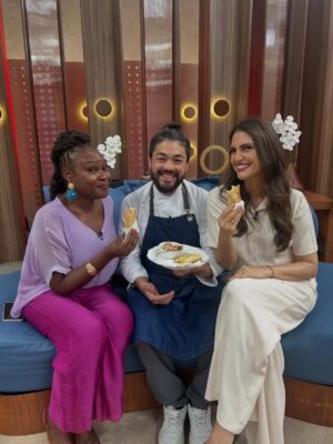 Chris Flores Instagram - Veio aí o tão esperado pastel da @jananunes.tv! ❤️🤣 Quem aí está acompanhando o nosso programa de hoje? Nossa duplinha está arrasando na tela da @bandtv.