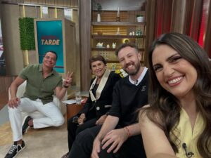 Chris Flores Instagram - Selfie do nosso elenco LINDO! 🤩 ❤️ Quem está acompanhando o #MelhorDaTarde de hoje e está por dentro de todas fofoquinhas? Vem curtir com a gente!
