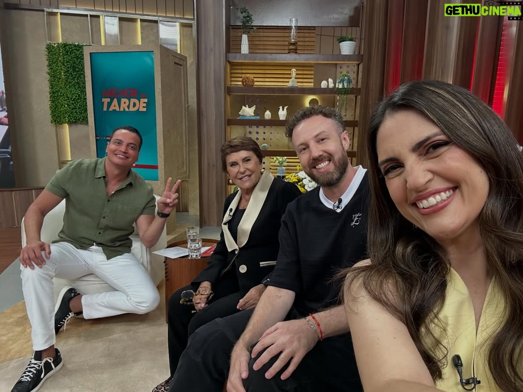 Chris Flores - 1.8K Likes - Selfie do nosso elenco LINDO! 🤩 ❤️ Quem está acompanhando o #MelhorDaTarde de hoje e está por dentro de todas fofoquinhas? Vem curtir com a gente!