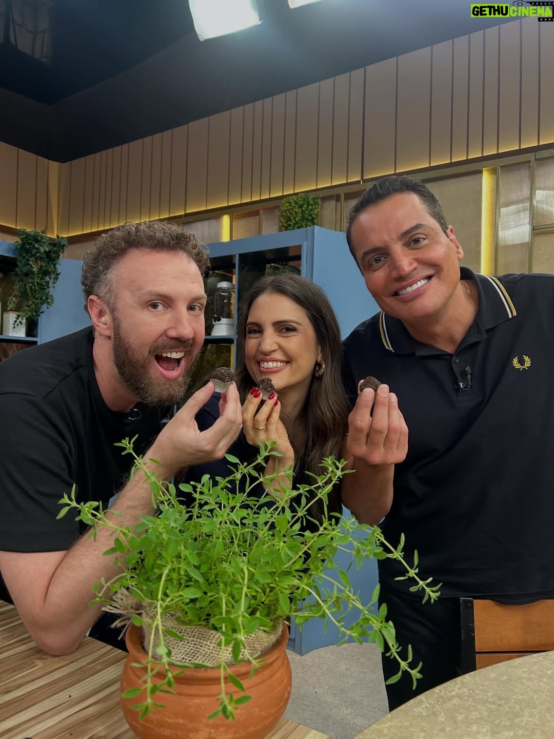 Chris Flores - 676 Likes - 🍫🤣 Adivinhem em quem nos inspiramos na foto de hoje, ou melhor, em qual música? Saiba todas as fofocas do momento aqui no #MelhorDaTarde! Te esperamos amanhã na tela da @bandtv, @bandplay e YouTube.