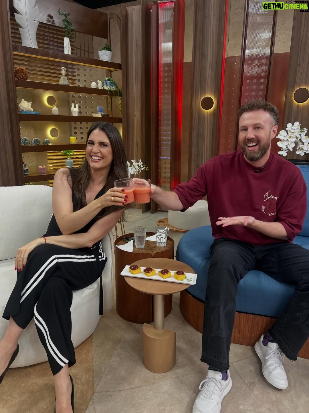 Chris Flores - 605 Likes - Vai uma fofoquinha com bolo de vó? Chris Flores (@chrisfloresnet) e Thiago Pasqualotto (@thiago_p) trouxeram muitas polêmicas, opiniões e tudo o que você não viu no desfile da Sapucaí. 😱 Fica ligado na tela da @bandtv!